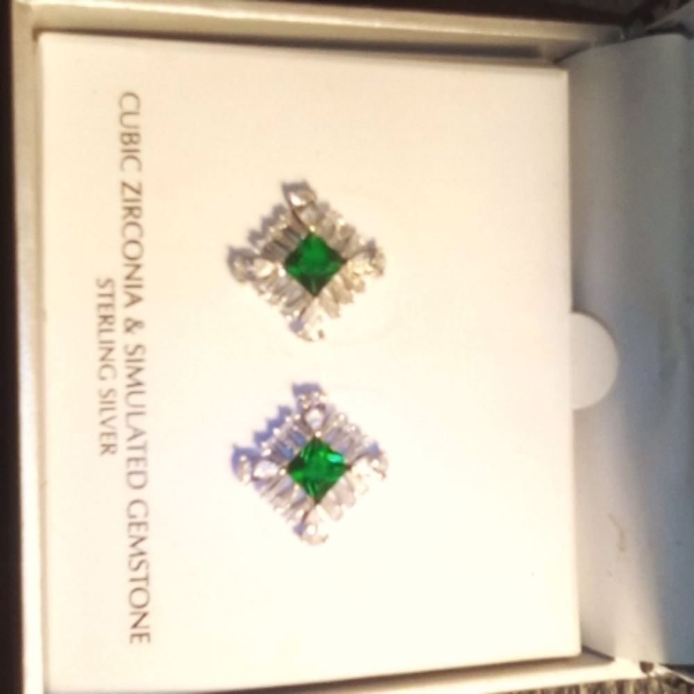 NWTS AMAZINGLY GORGEOUS EMERALD CZ SILVER EARRINGS